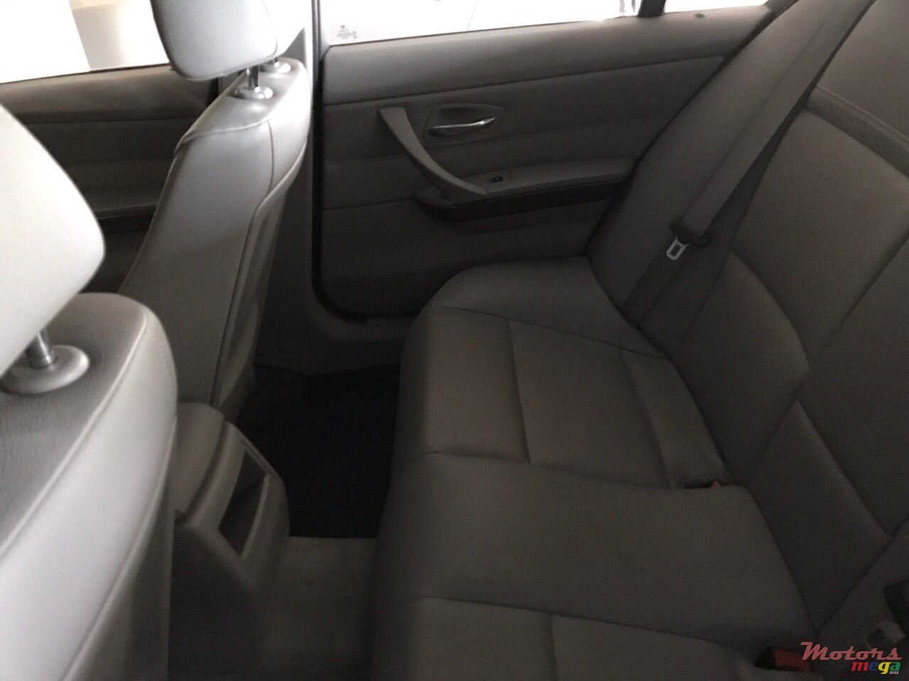 2011' BMW 3 Series Sedan photo #3