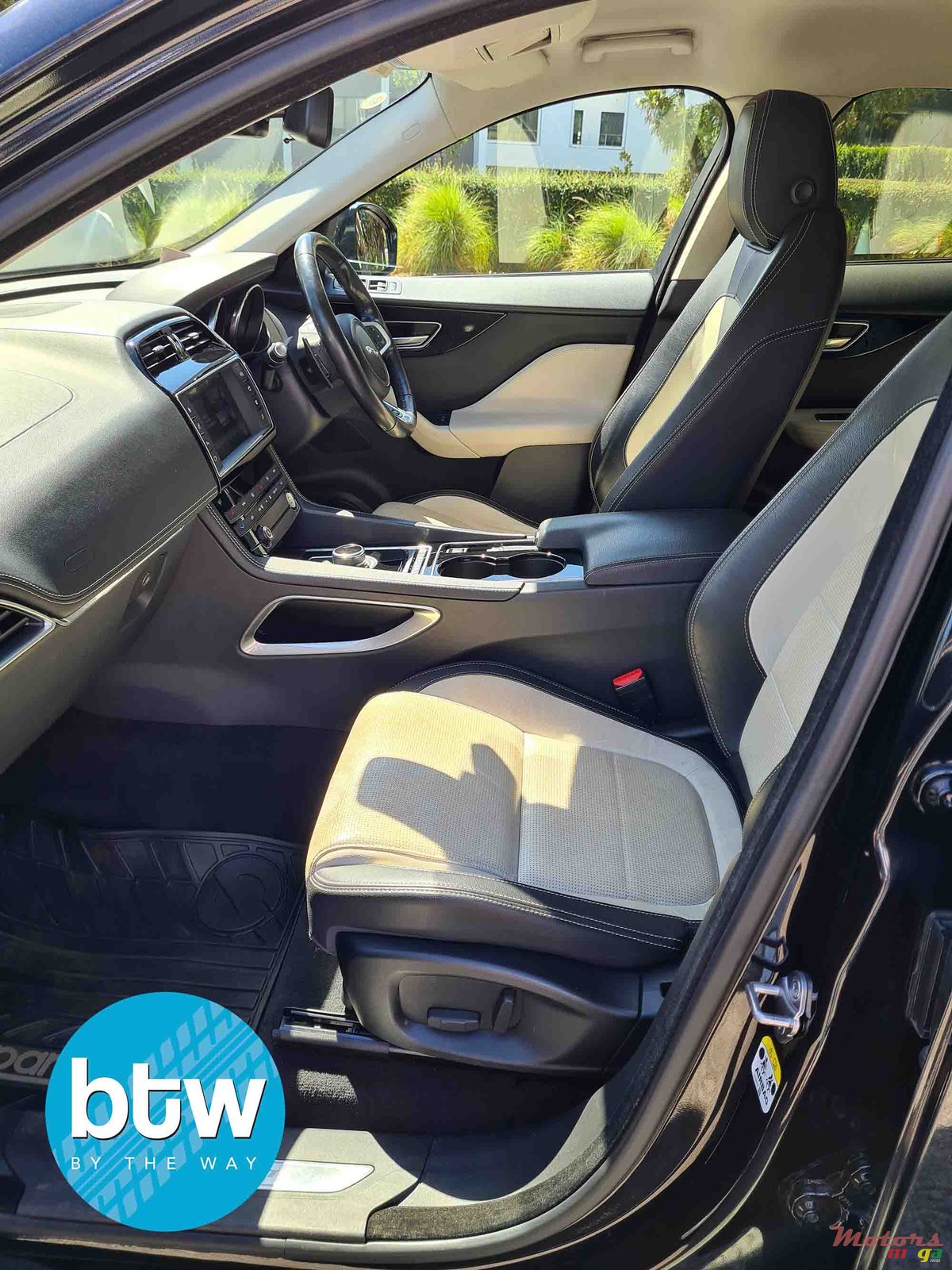 2017' Jaguar F-Type photo #5