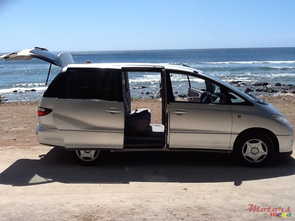 2001' Toyota Previa photo #2