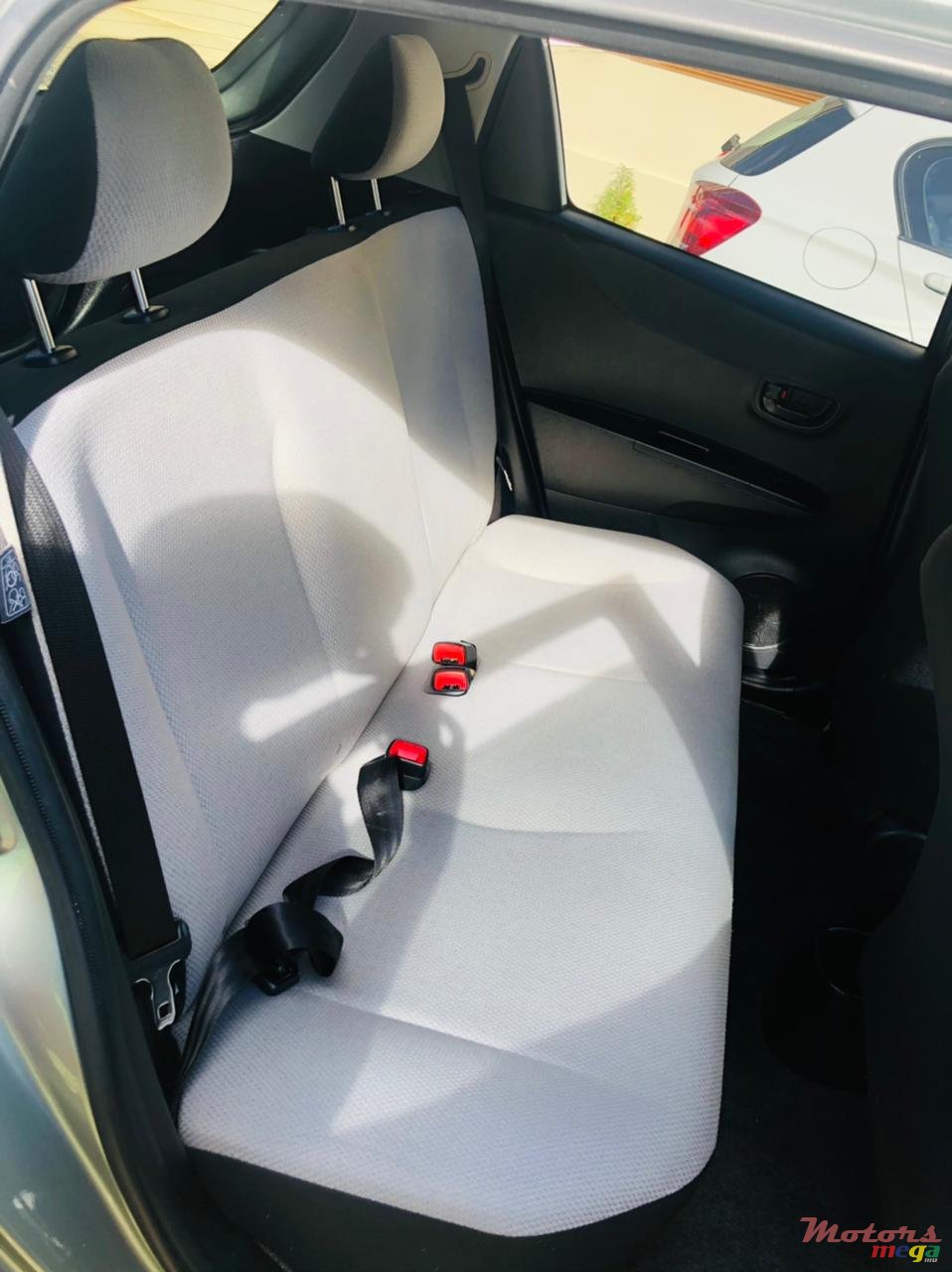 2011' Toyota Vitz photo #7