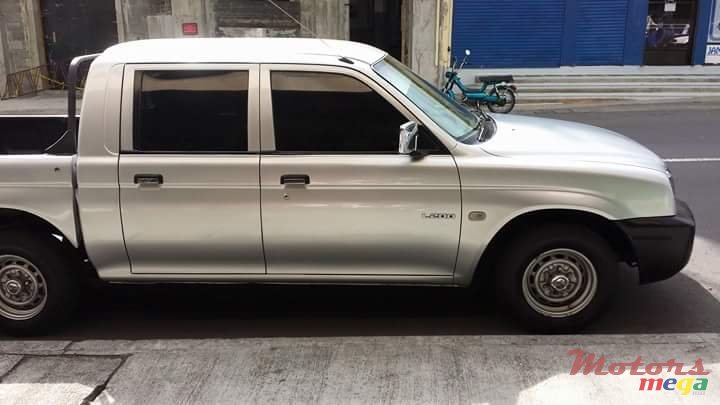 2003' Mitsubishi L 200 photo #1