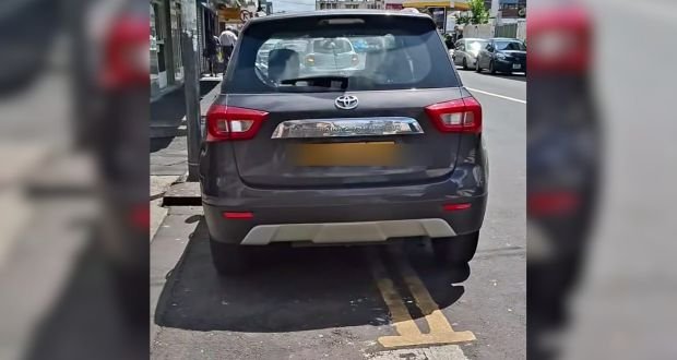 Voiture de police stationnée sur une double ligne jaune