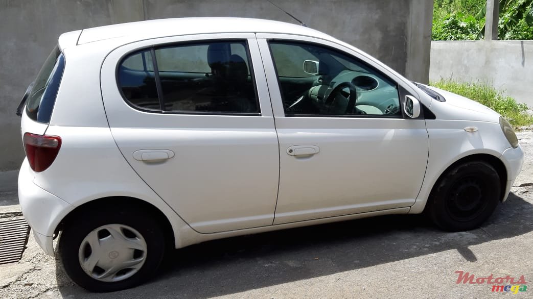 2001' Toyota Vitz photo #5