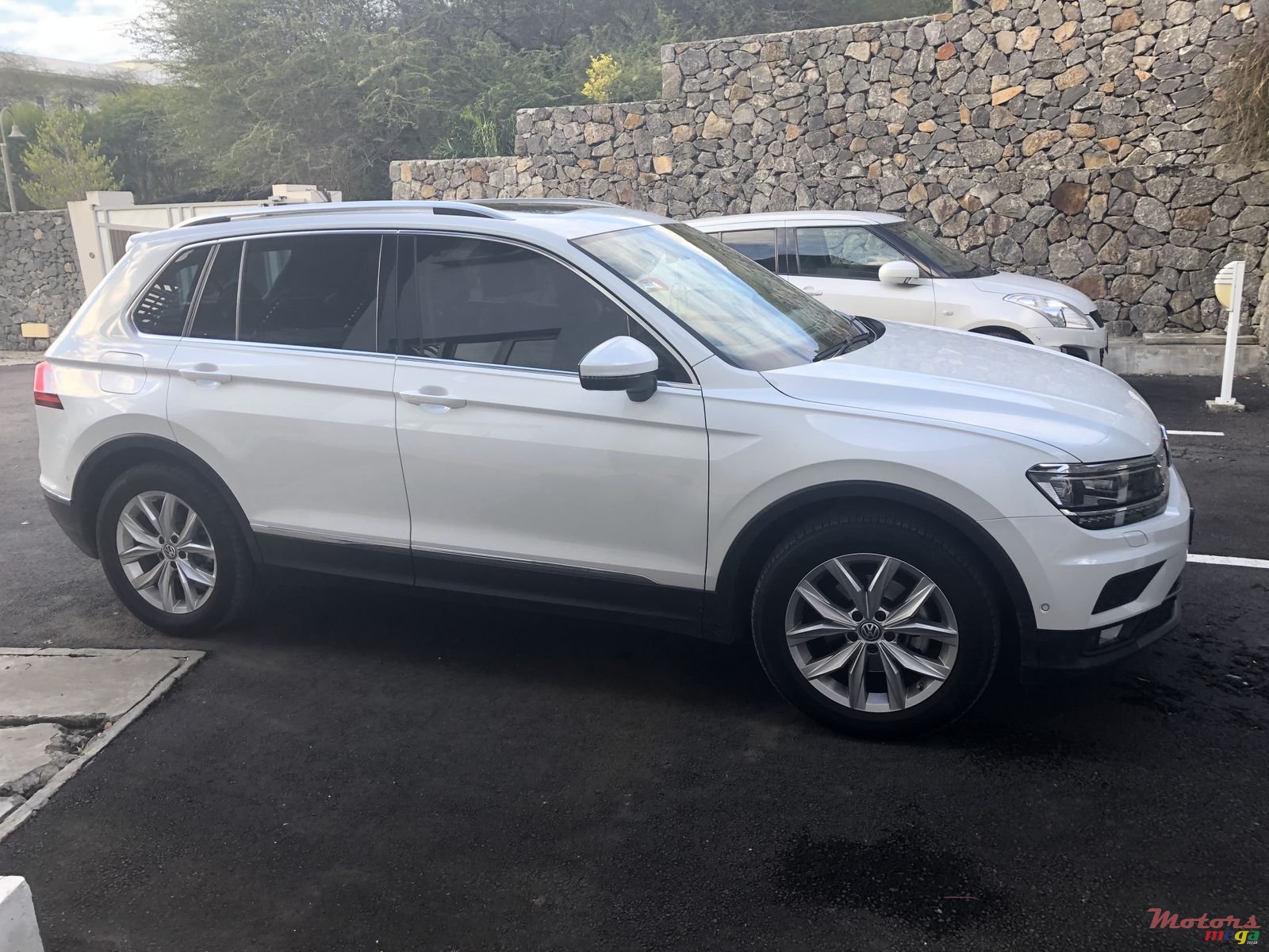 2018' Volkswagen Tiguan highline photo #5