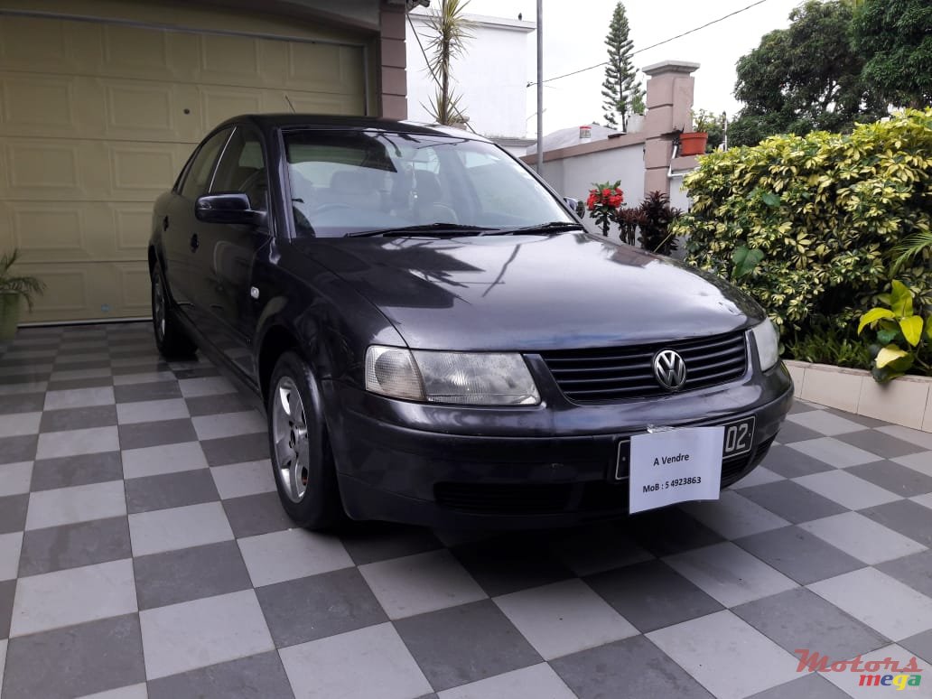 2002' Volkswagen Passat photo #1