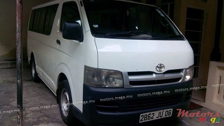 2006' Toyota HiAce photo #1