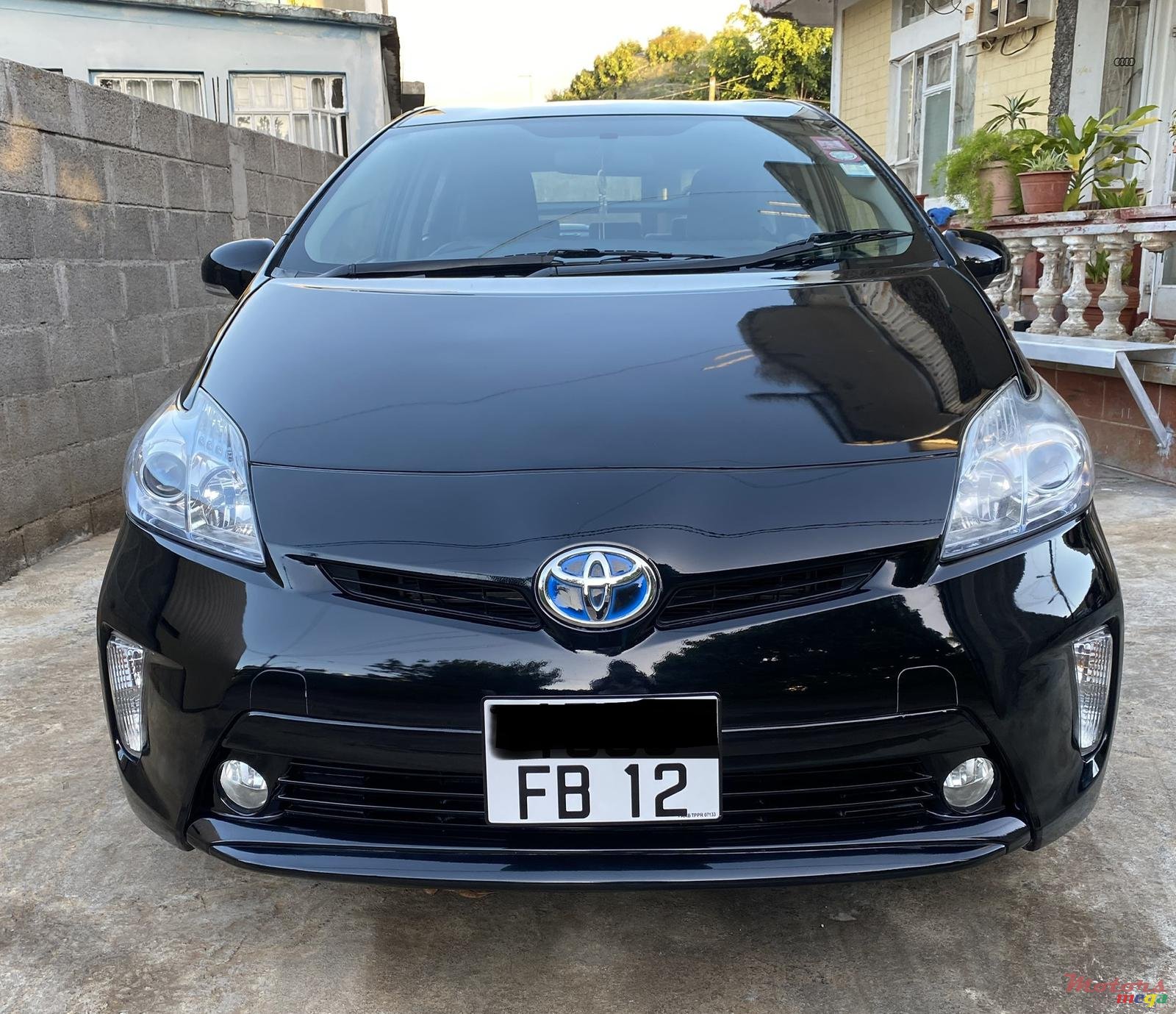 2012' Toyota Prius Hybrid photo #1