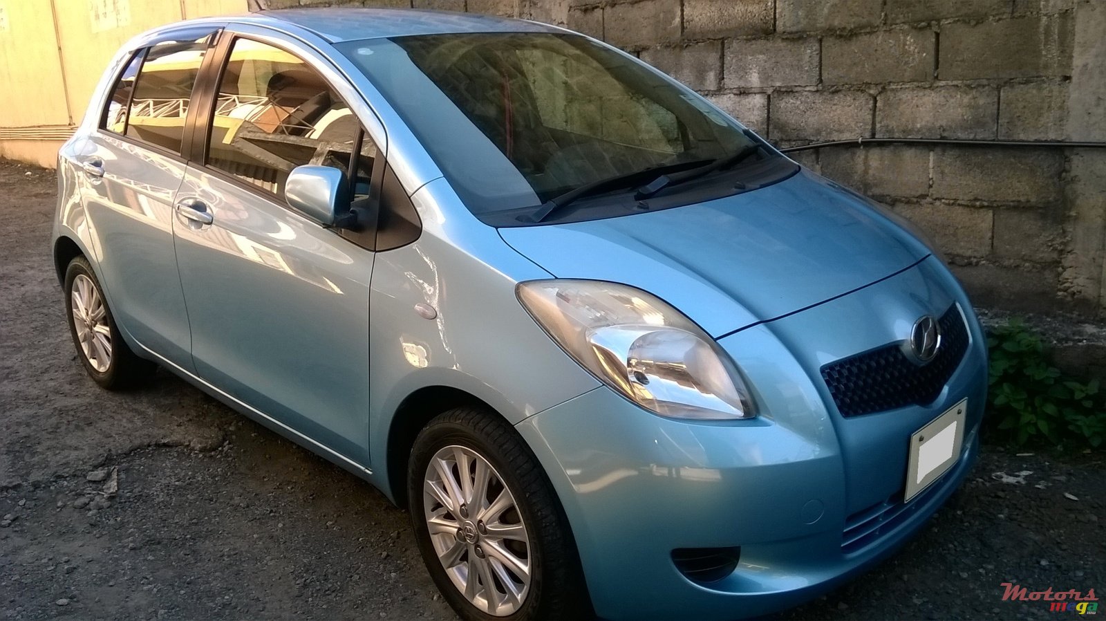 2005' Toyota Vitz photo #1