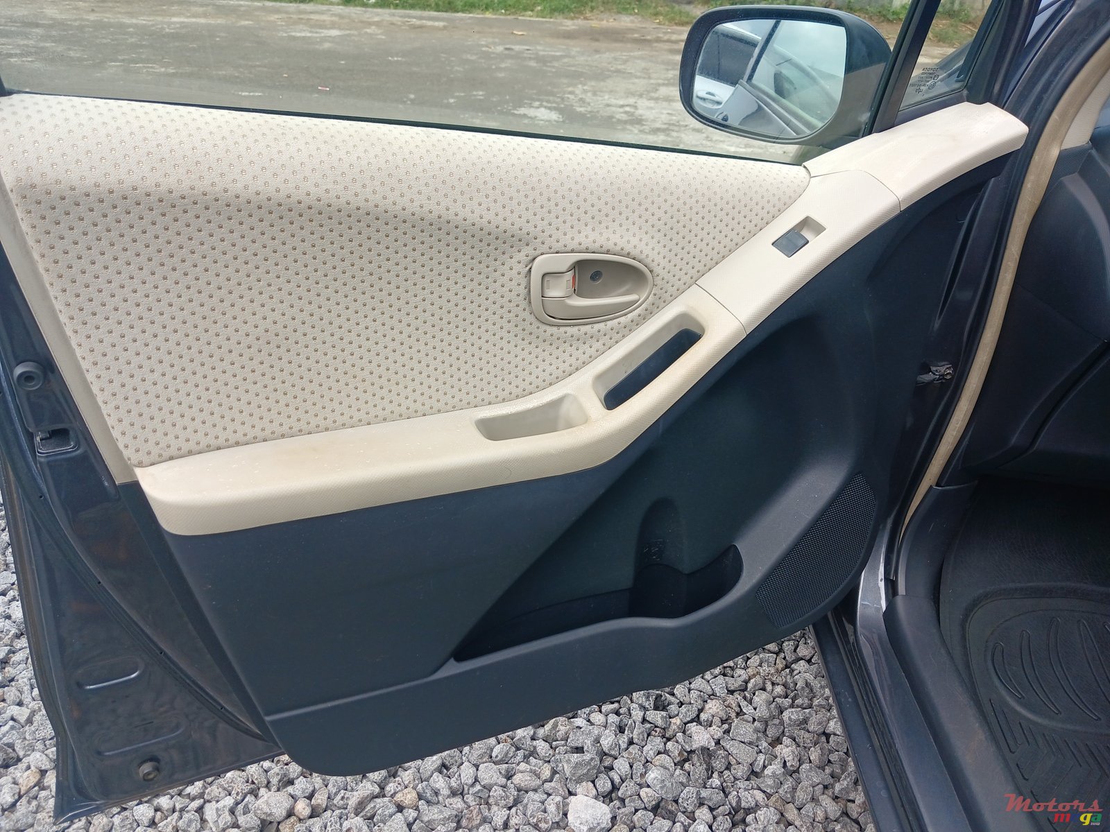 2006' Toyota Vitz photo #5