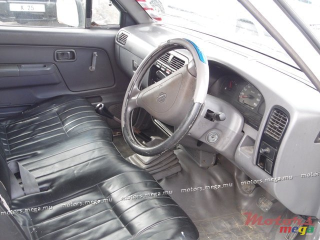2000' Nissan 4x2 single cab photo #3