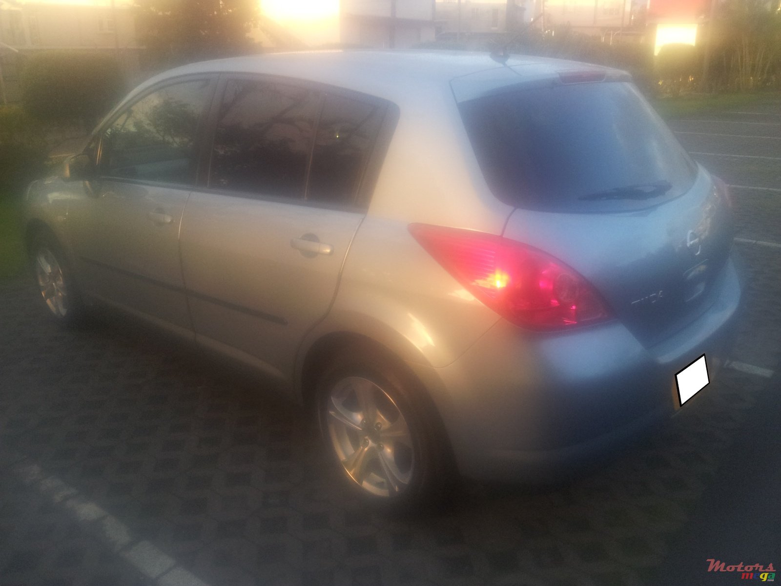 2005' Nissan Tiida hatchback photo #4