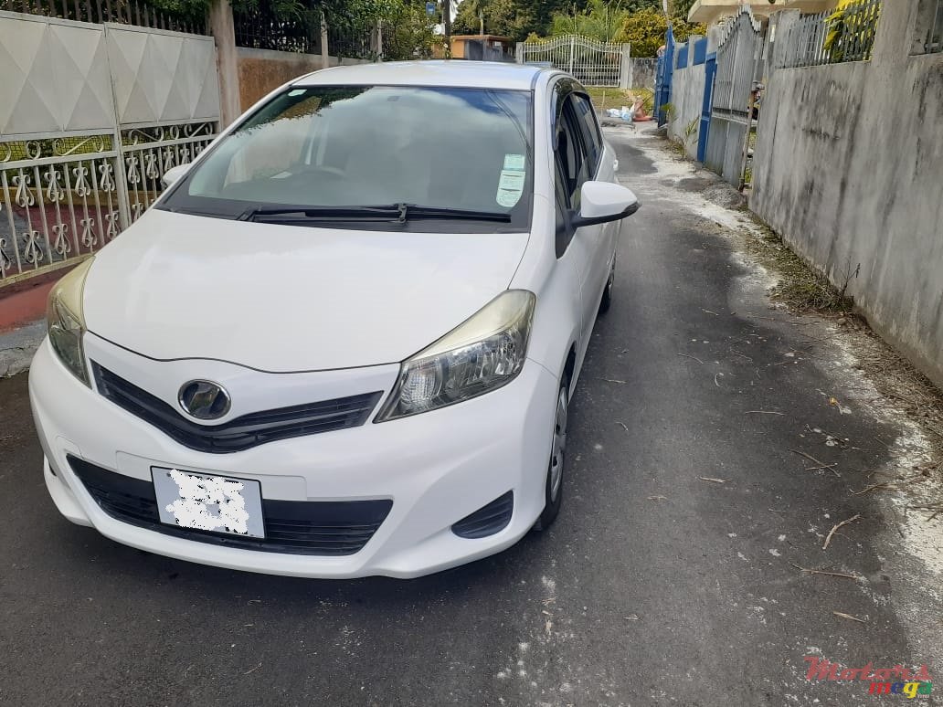2012' Toyota Vitz photo #2