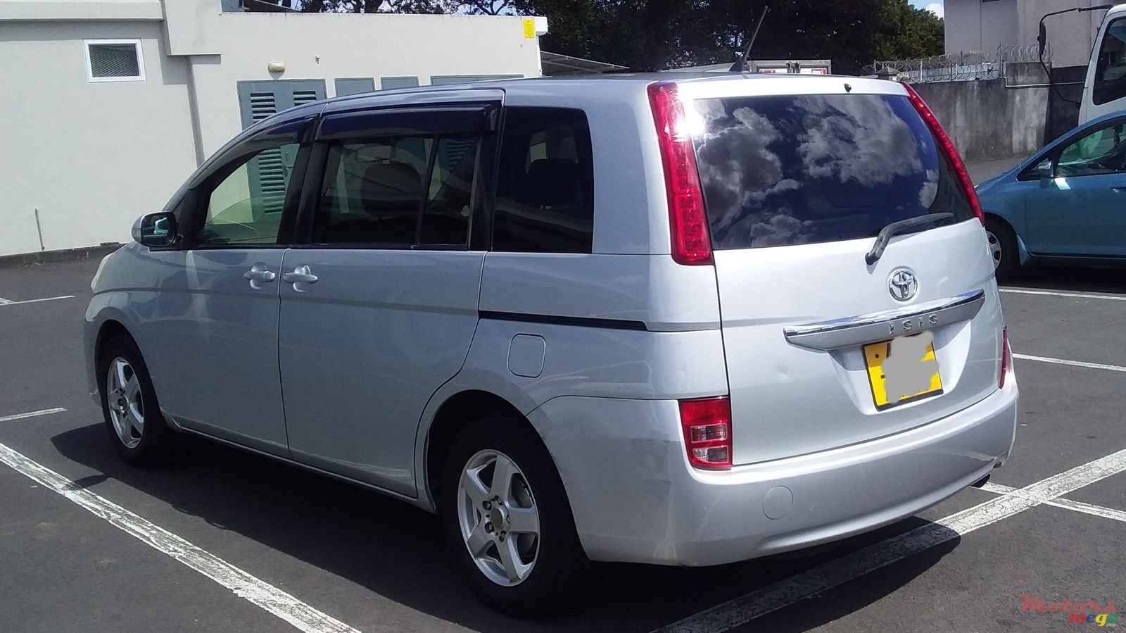 2007' Toyota Isis photo #4