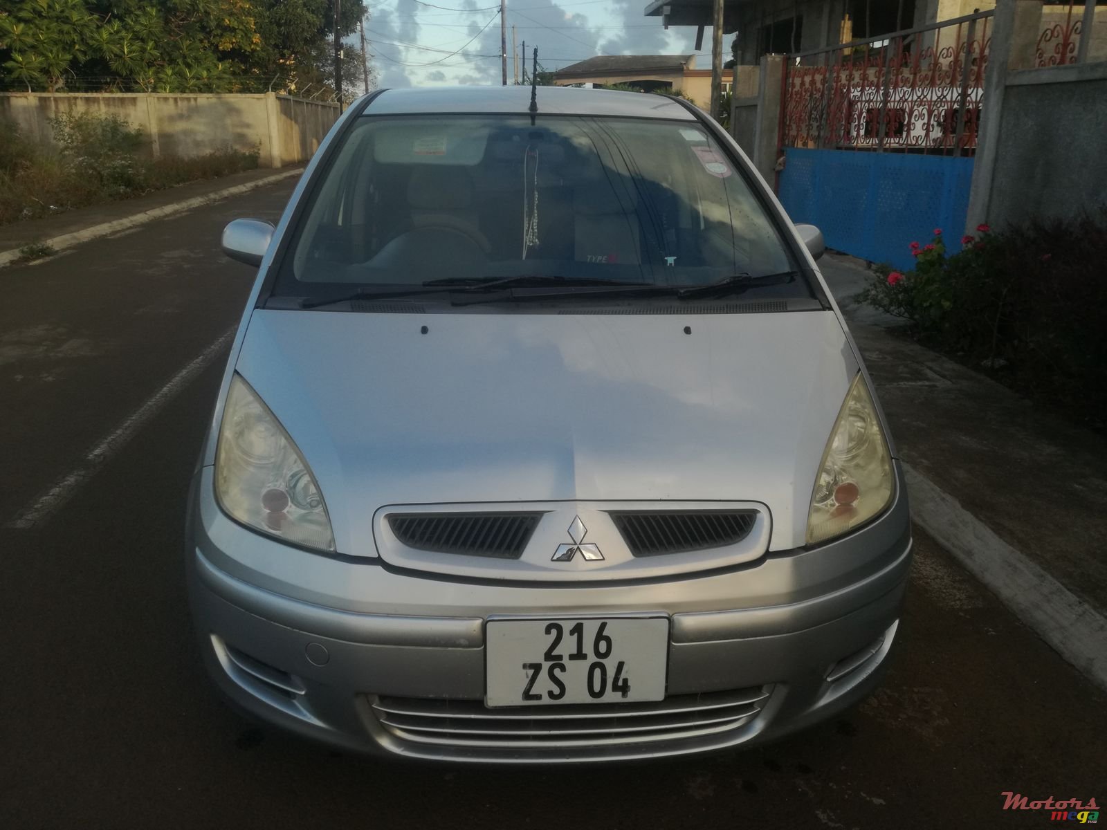 2004' Mitsubishi Colt photo #4