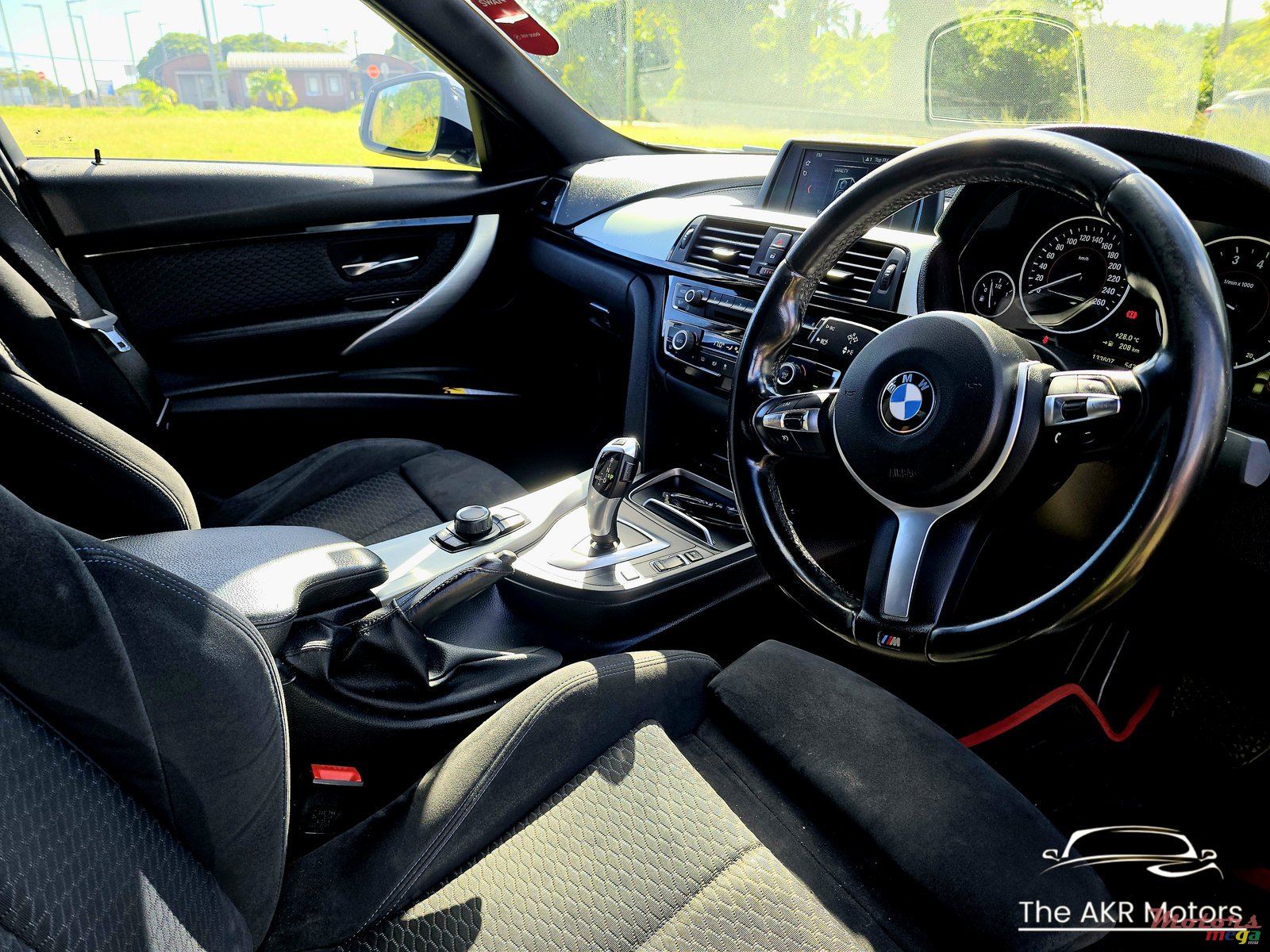 2018' BMW 3 Series 318i M Sport photo #4