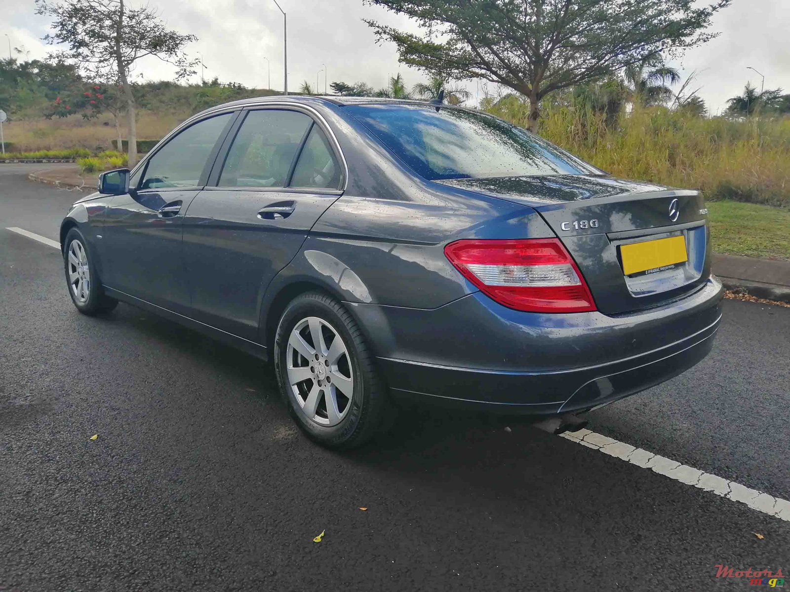 2009' Mercedes-Benz C-Class C180 photo #2