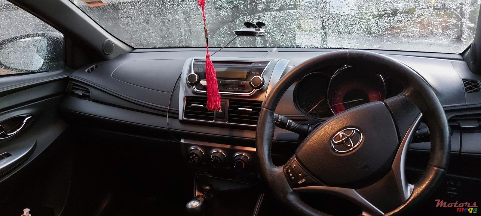 2015' Toyota Yaris Hatchback photo #4