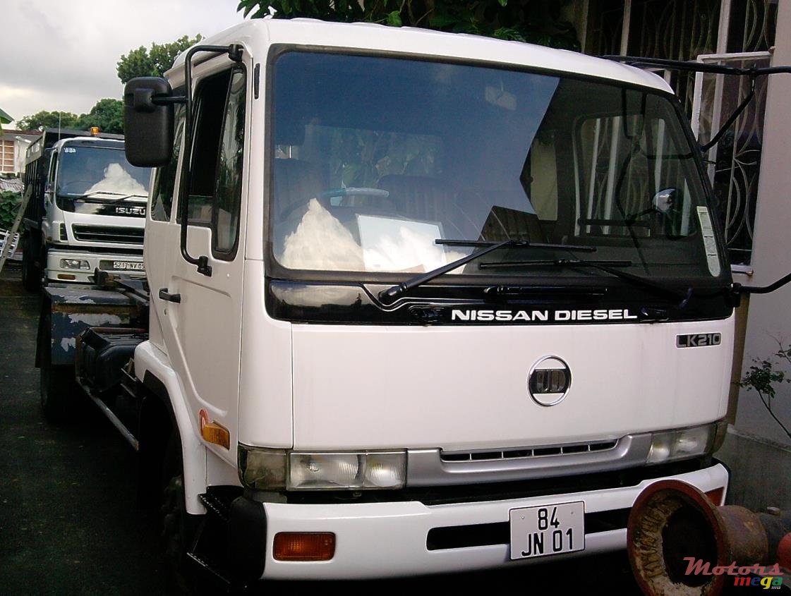 2001' Nissan lk 210 photo #1