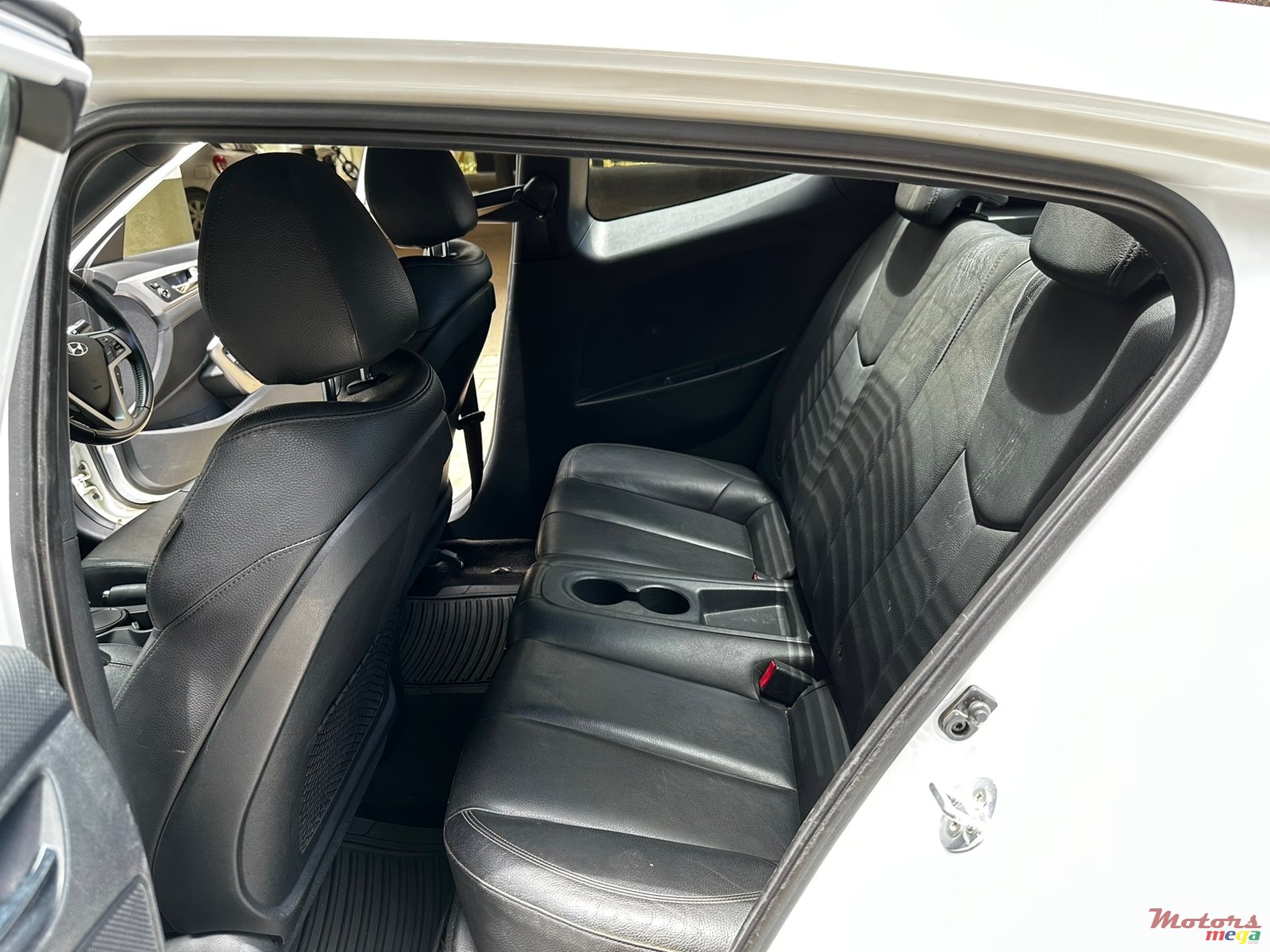 2016' Hyundai Veloster photo #2