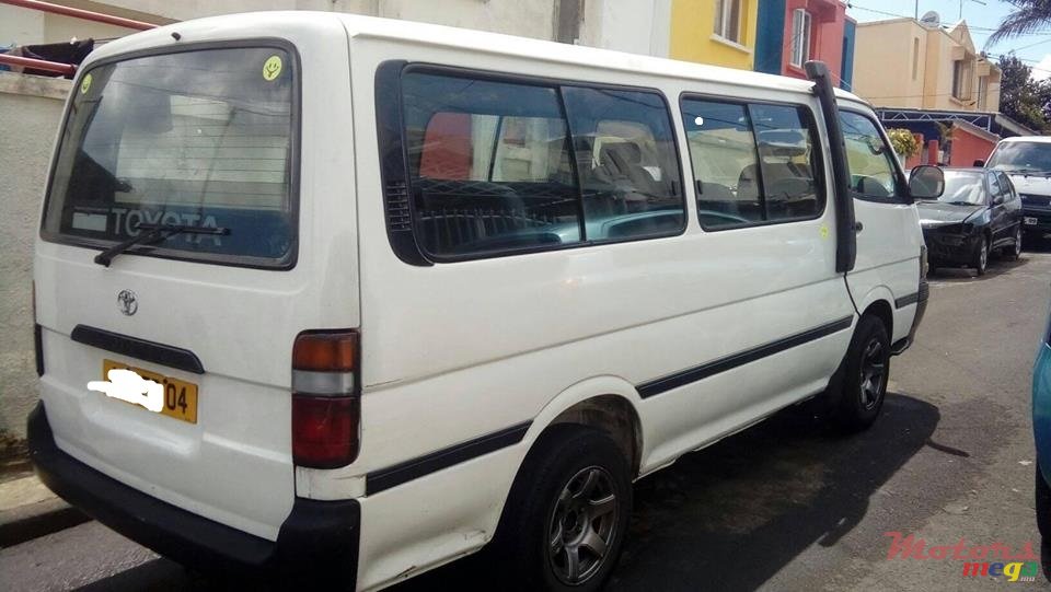 2004' Toyota HIACE photo #2