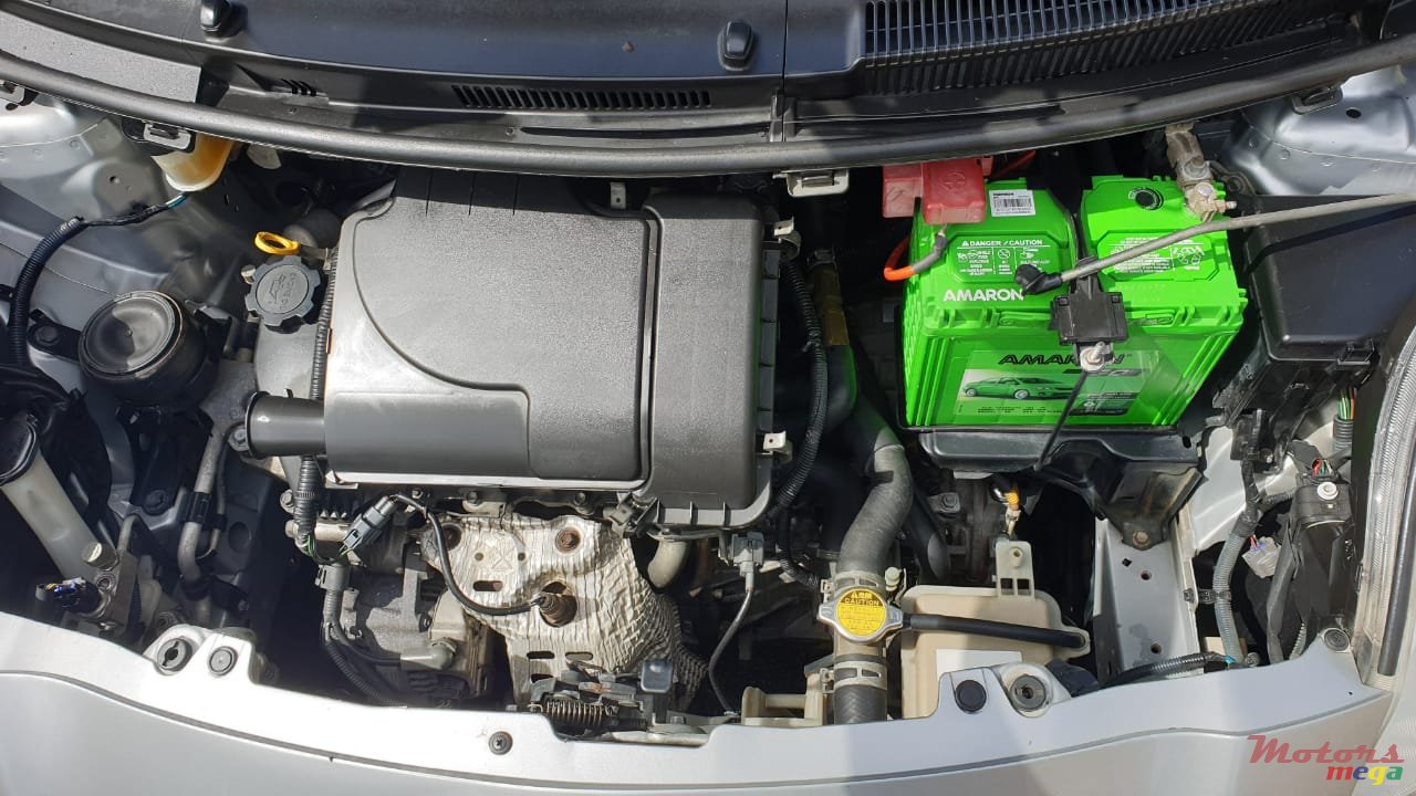 2009' Toyota Vitz photo #6