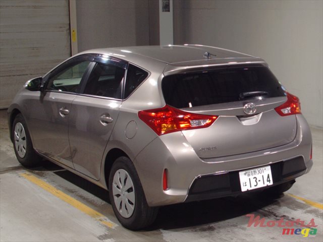2013' Toyota Auris photo #2