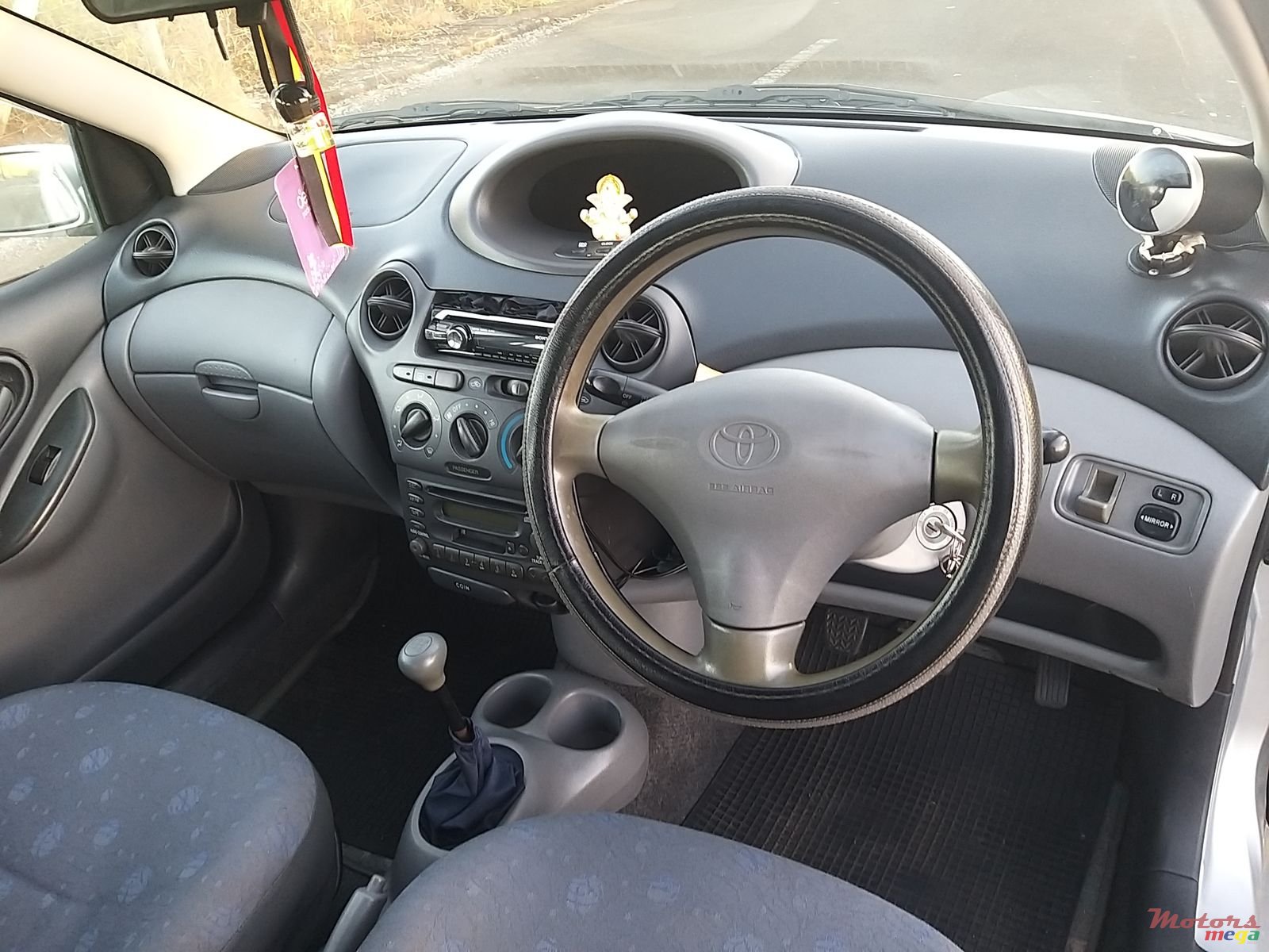 2001' Toyota Vitz photo #5