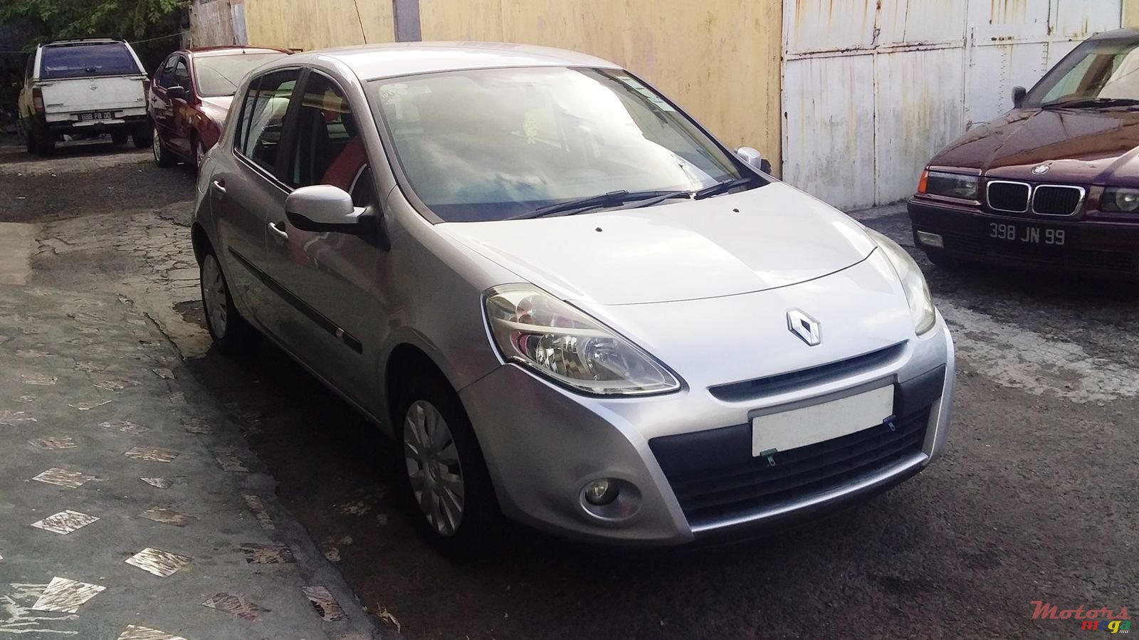 2011' Renault Clio photo #2