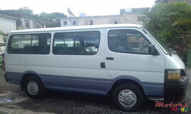 2003' Toyota HiAce photo #2