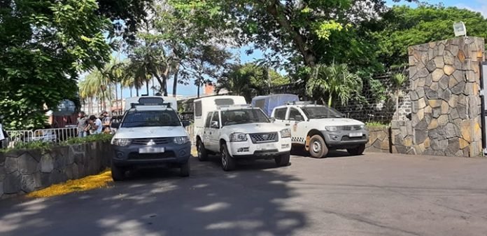 Descente à Résidence Barkly : 4 arrestations et trois véhicules de la police endommagés