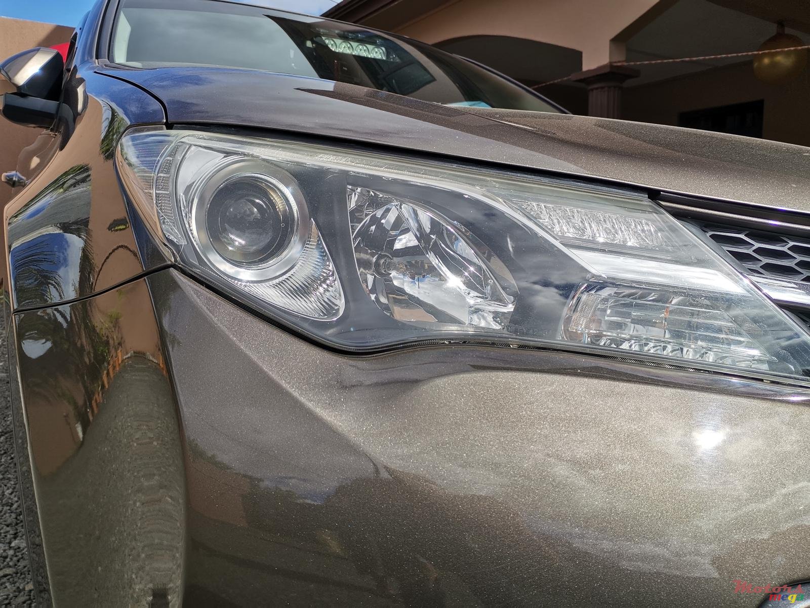 2015' Toyota RAV4 photo #5