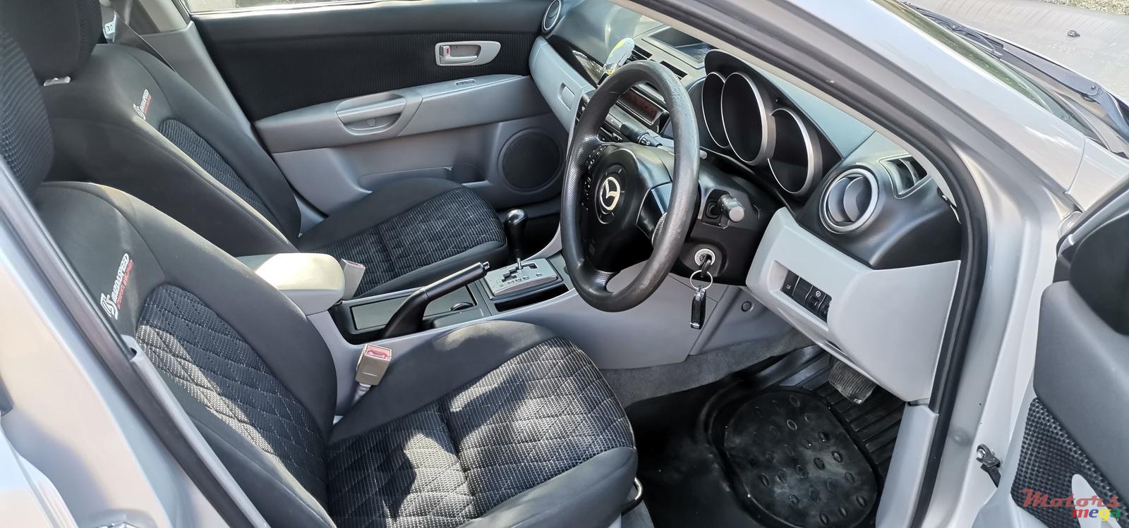 2004' Mazda Axela photo #5