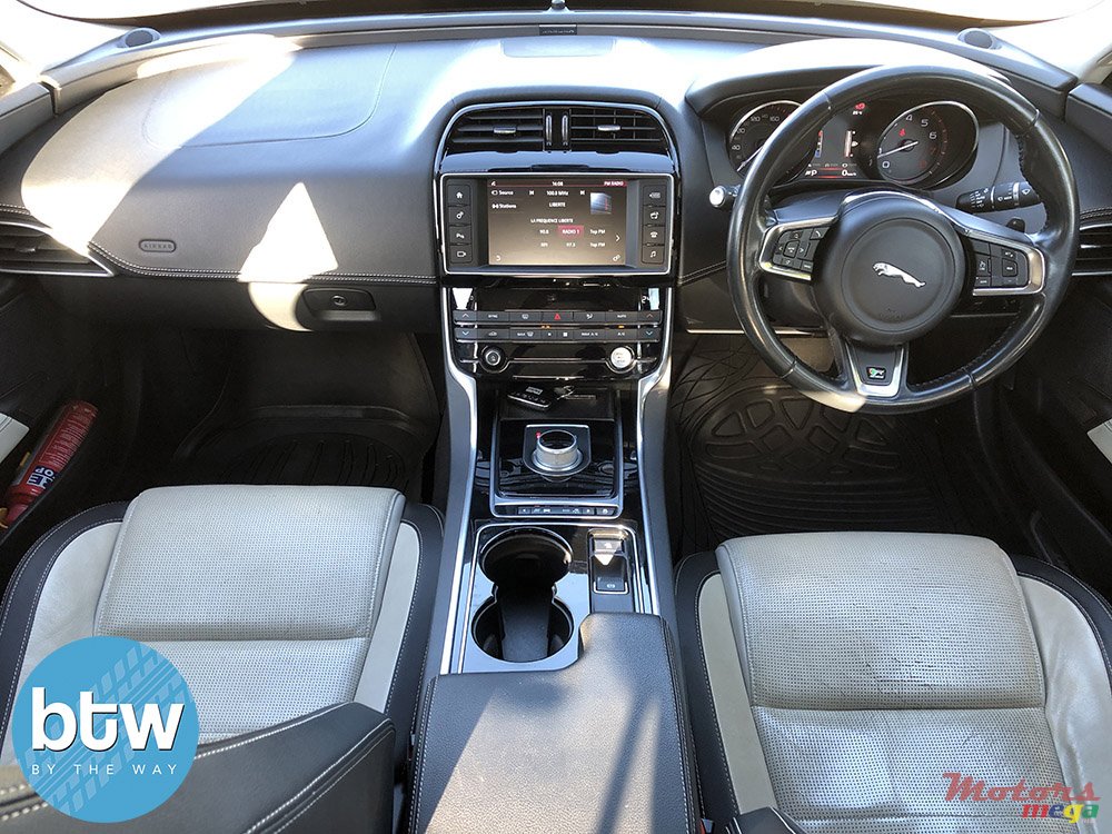 2016' Jaguar XE photo #6