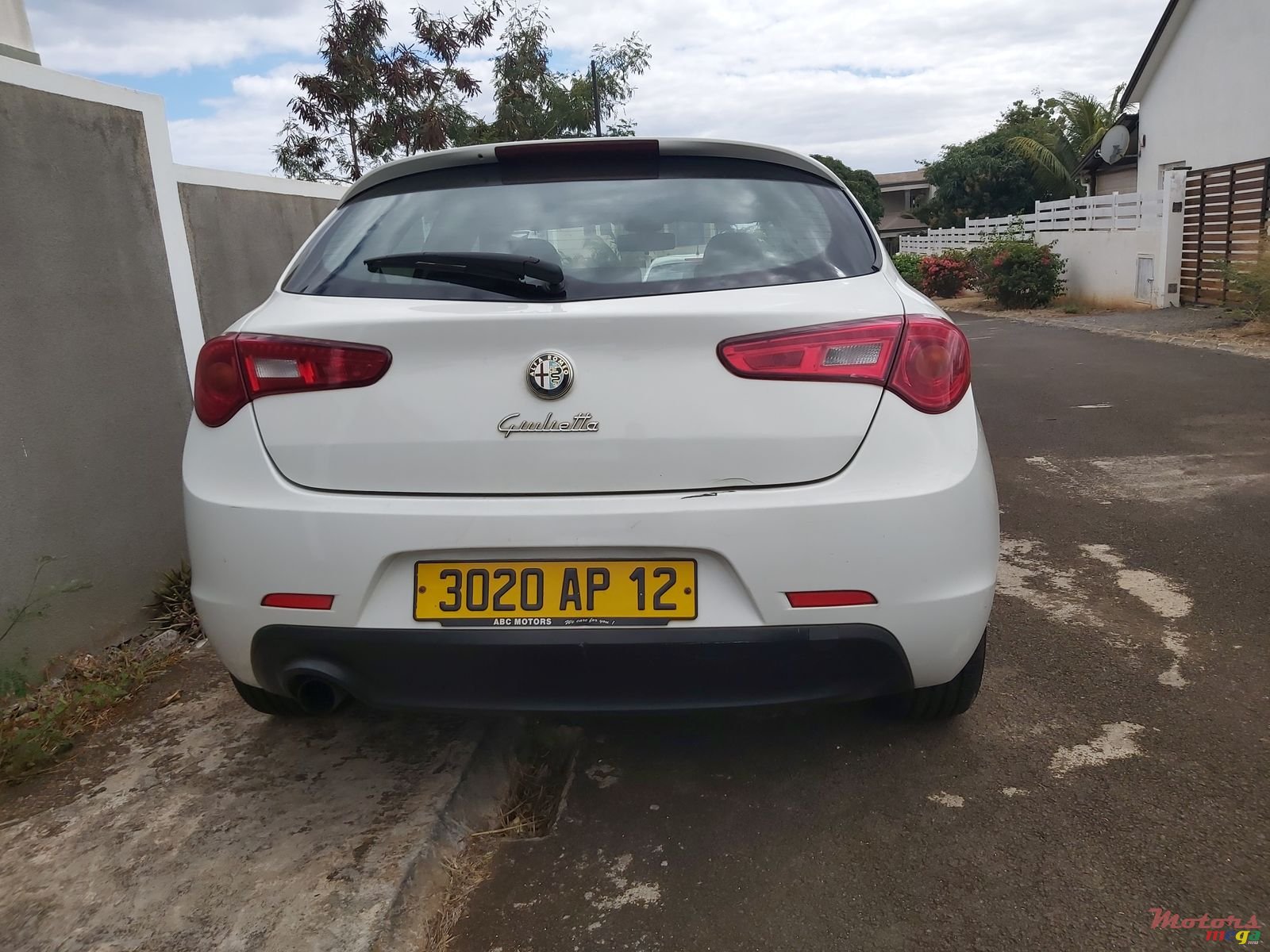2012' Alfa Romeo Giulietta photo #1