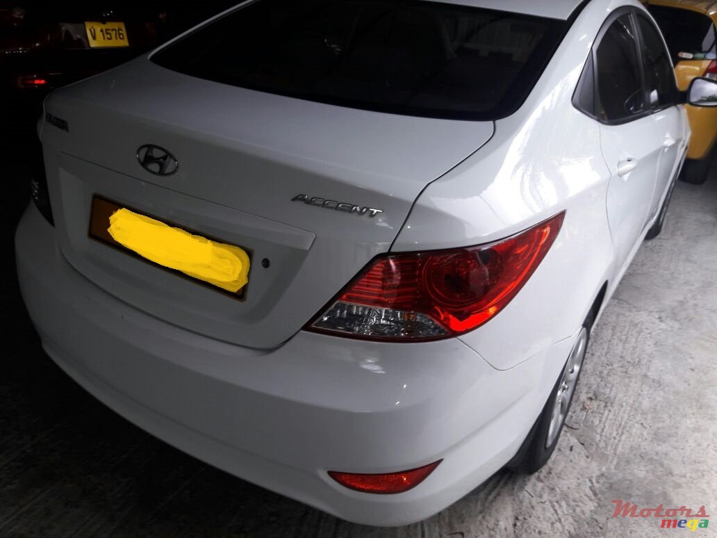 2011' Hyundai Accent photo #1