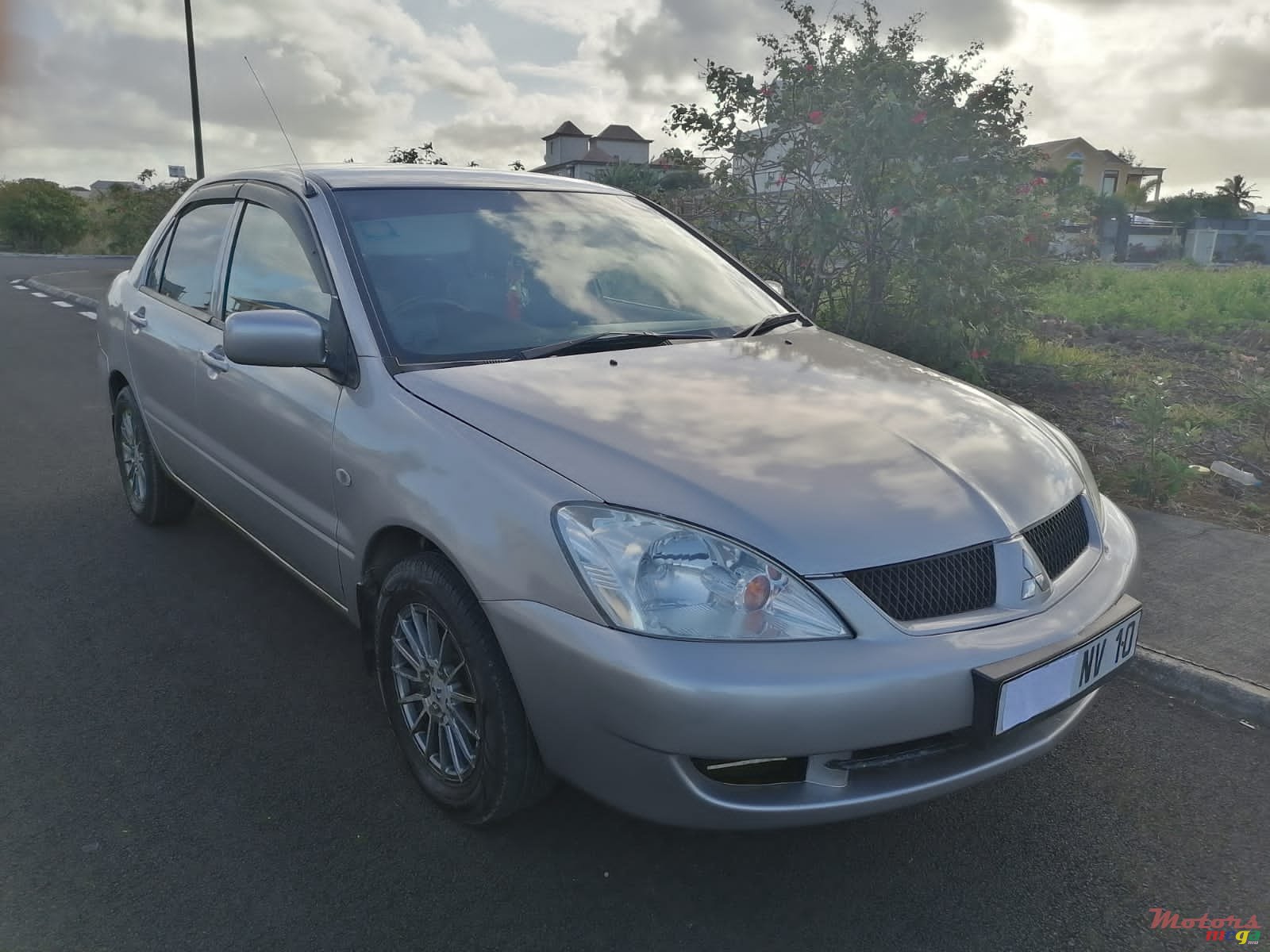 2010' Mitsubishi Lancer photo #2