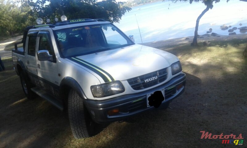 2000' Isuzu photo #3