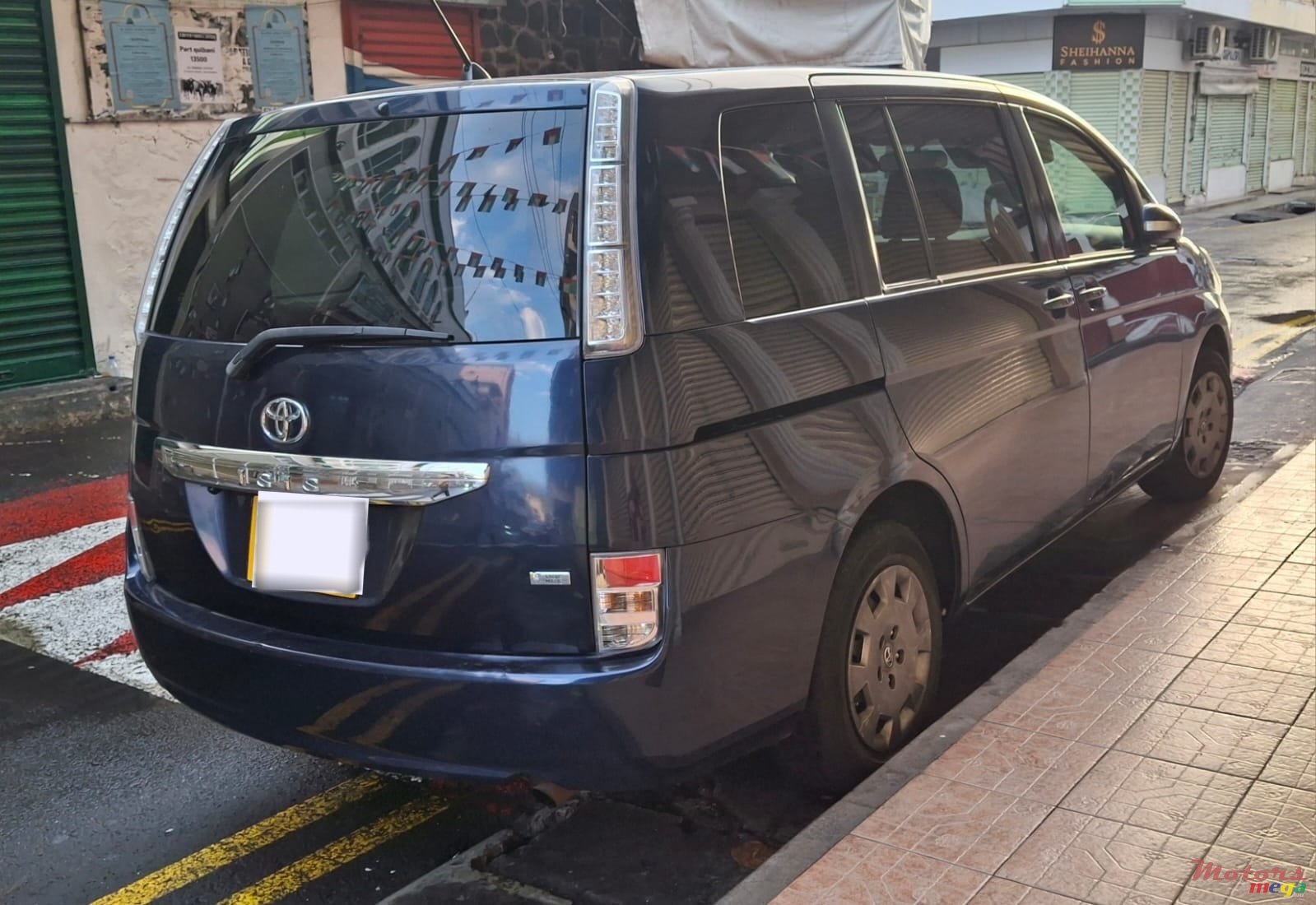 2013' Toyota Isis photo #1
