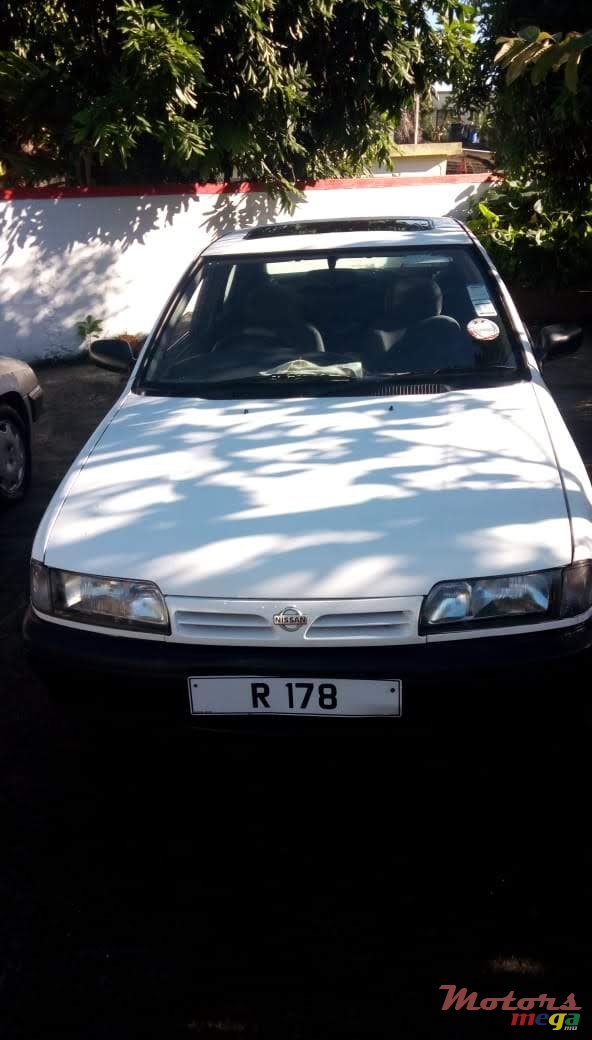 1994' Nissan Primera photo #1