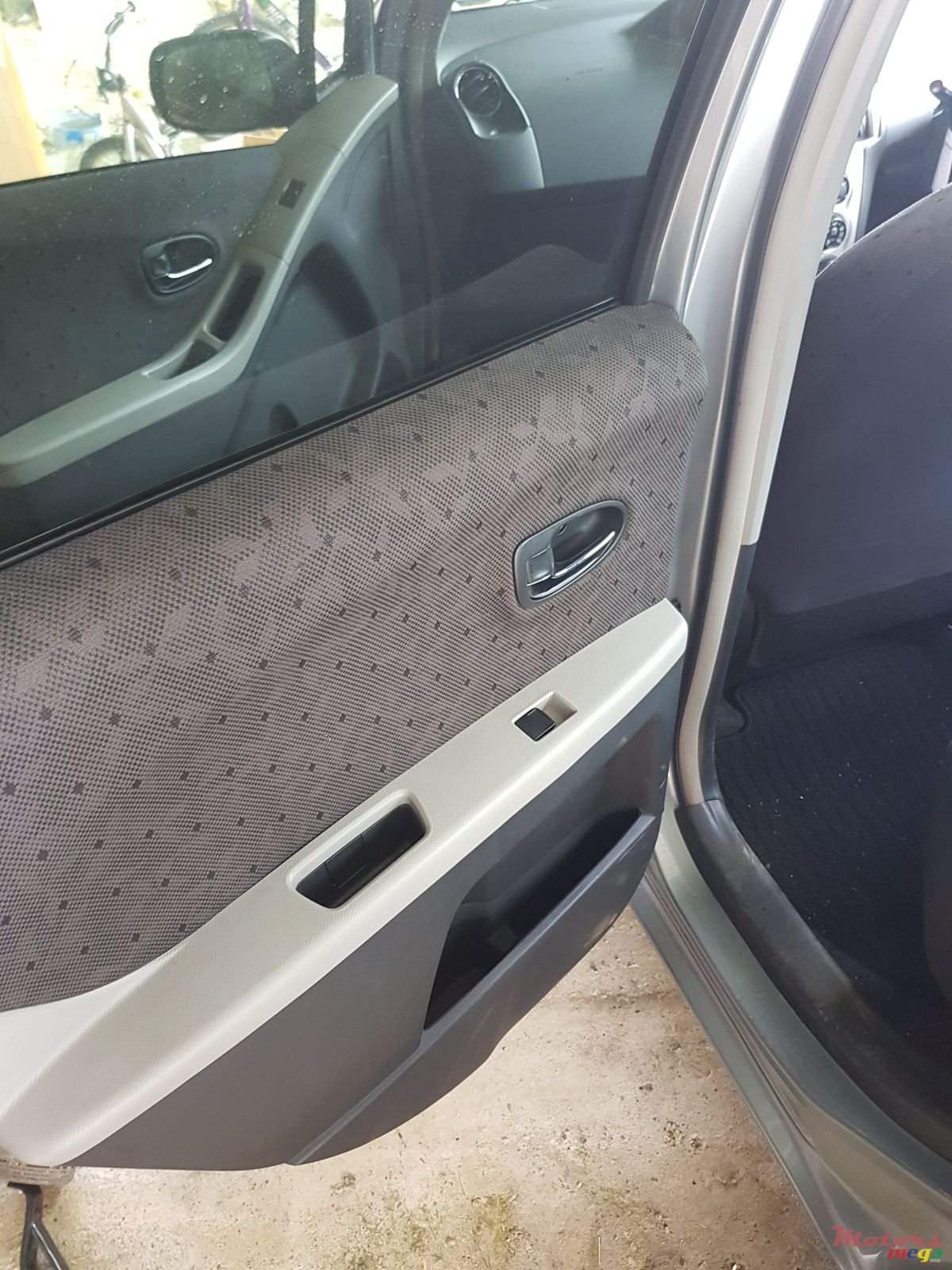 2009' Toyota Vitz photo #5