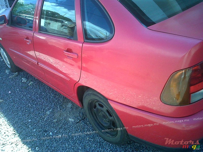 2002' Volkswagen Polo Classic photo #4