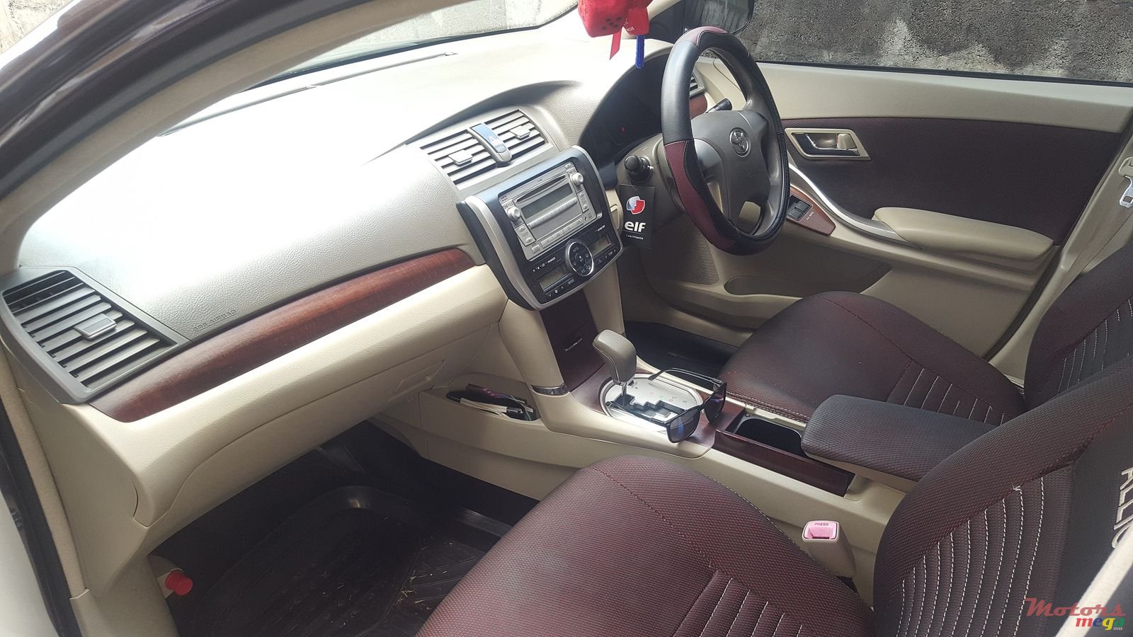 2011' Toyota photo #2