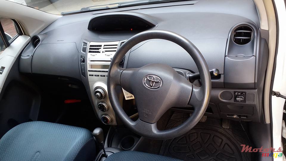 2005' Toyota Vitz photo #3