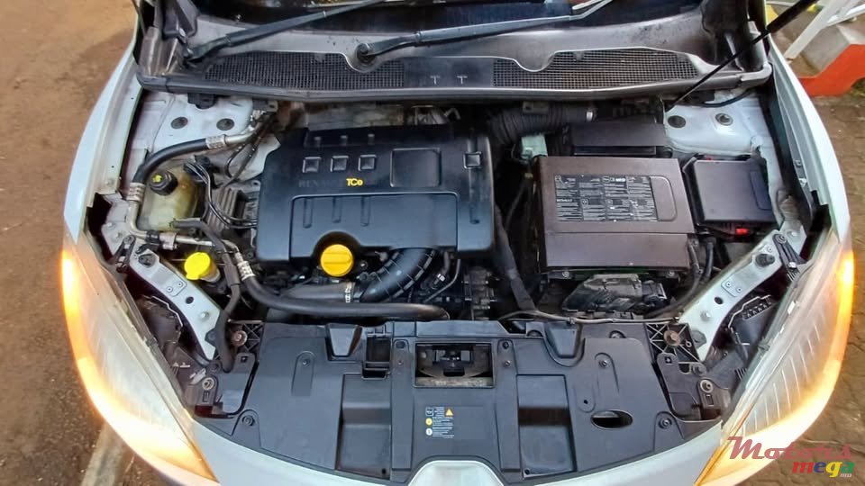 2011' Renault Megane photo #4