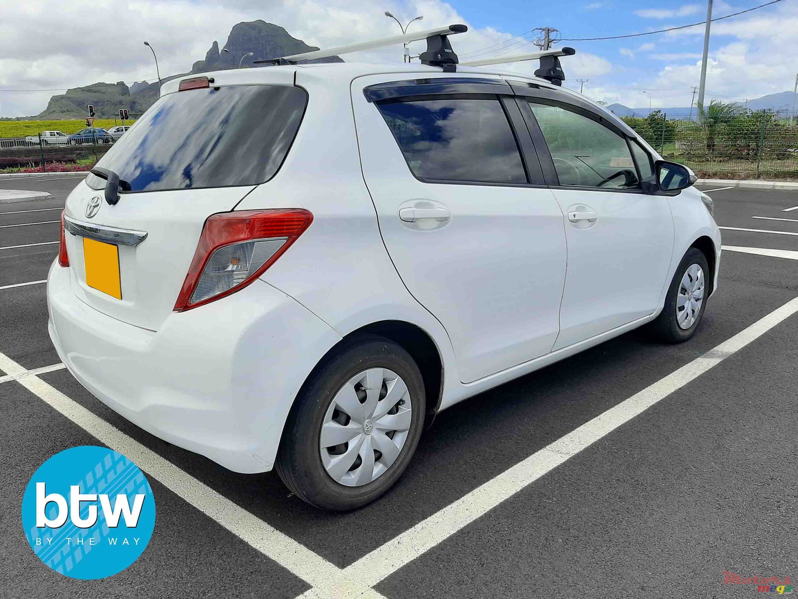 2014' Toyota Vitz photo #3