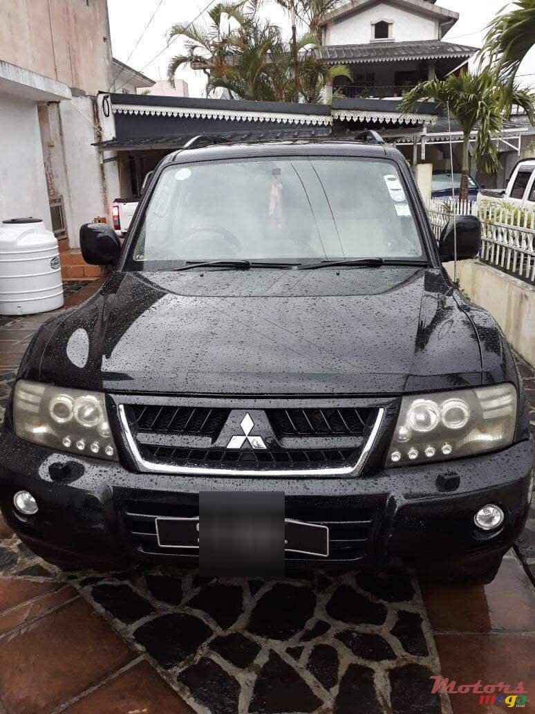 2005' Mitsubishi Pajero photo #2