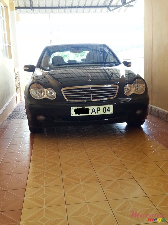 2004' Mercedes-Benz C-Class C220 CDI photo #1