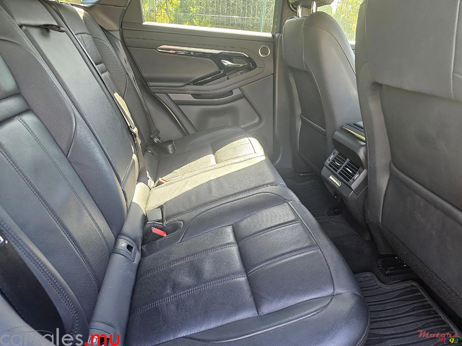 2024' Land Rover Range Rover Evoque P300e Plug-In Hybrid photo #5