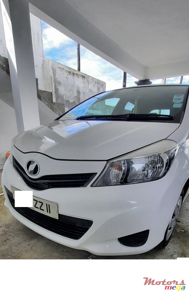 2011' Toyota Vitz photo #5