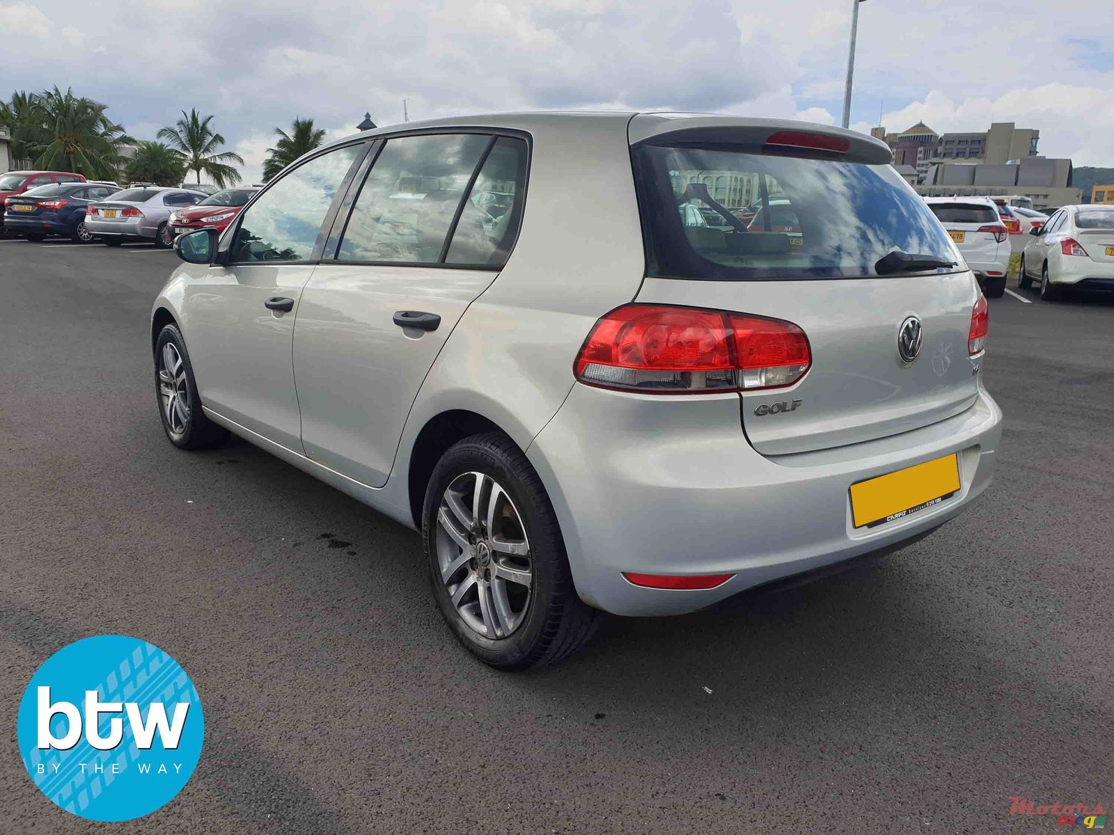 2009' Volkswagen Golf photo #2